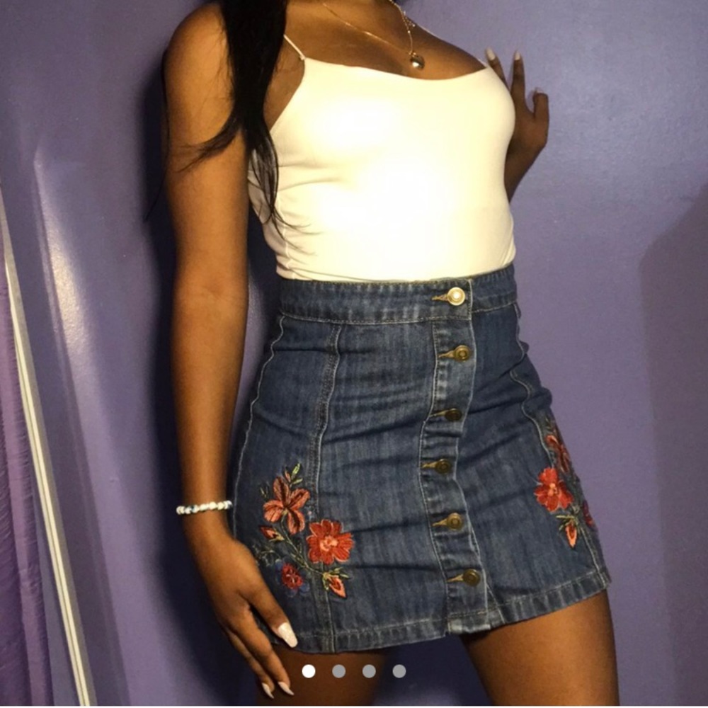 SUPER CUTE EMBROIDERED JEAN SKIRT